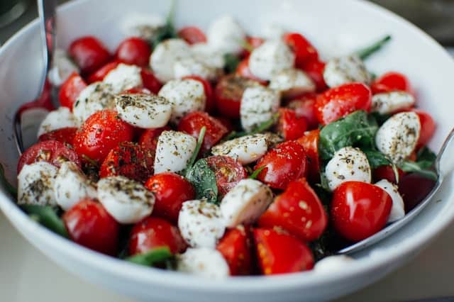 Ensalada de tomate y queso