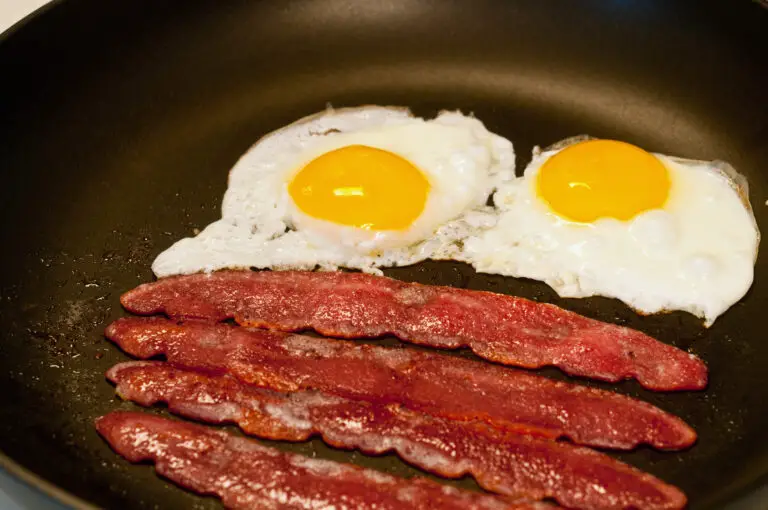 Bacon with eggs
