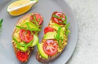 revuelto de tomate y tofu